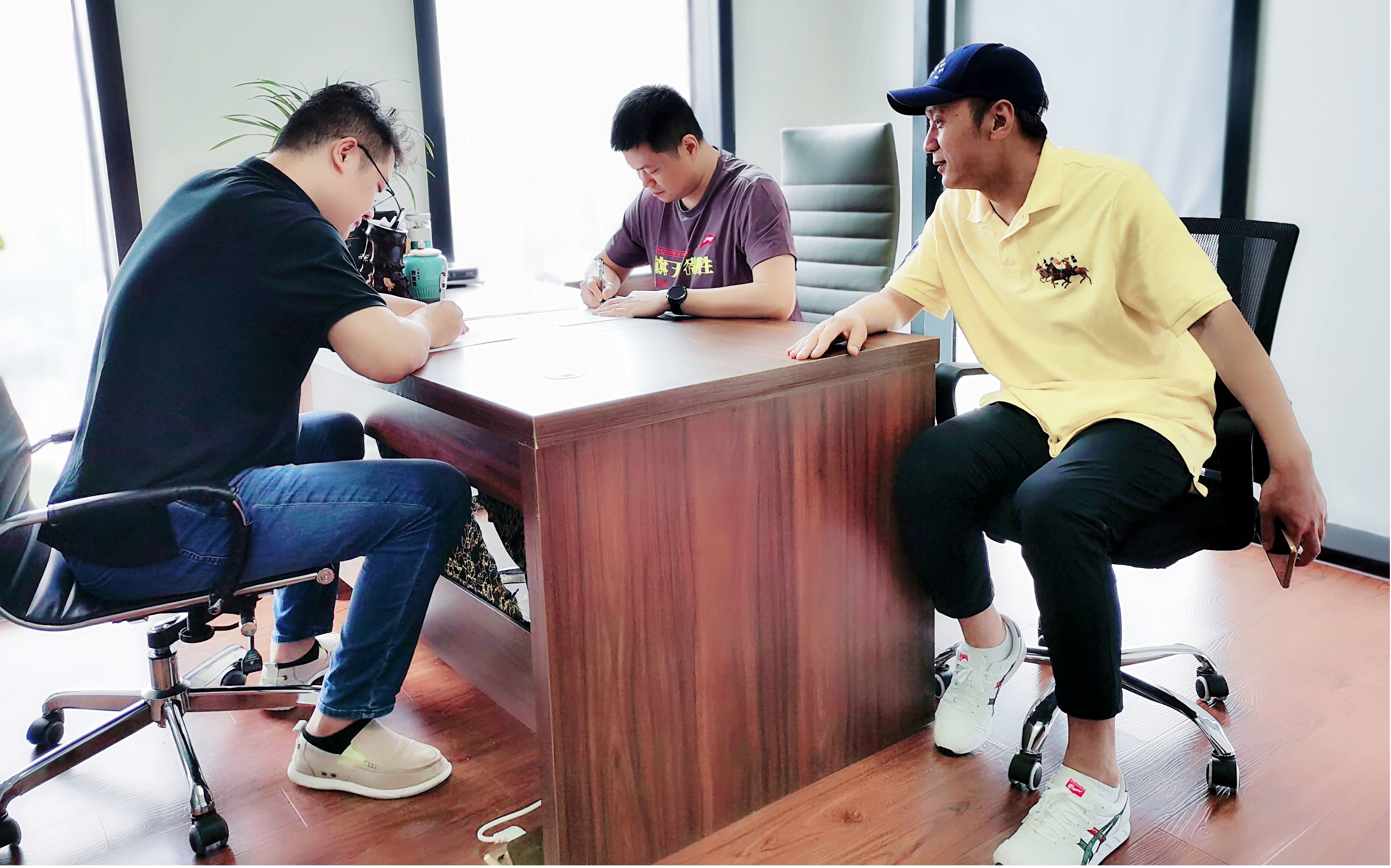 侯英超与宁波京溢科技达成战略合作